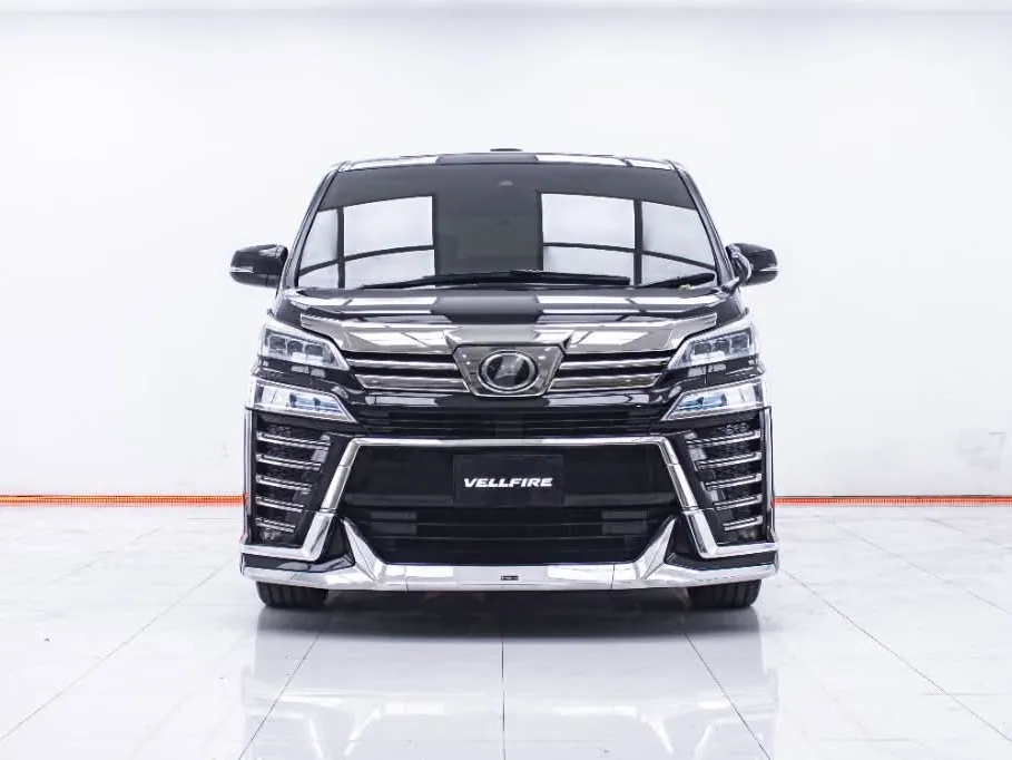 Toyota Vellfire สีดำ มองจากด้านหน้า