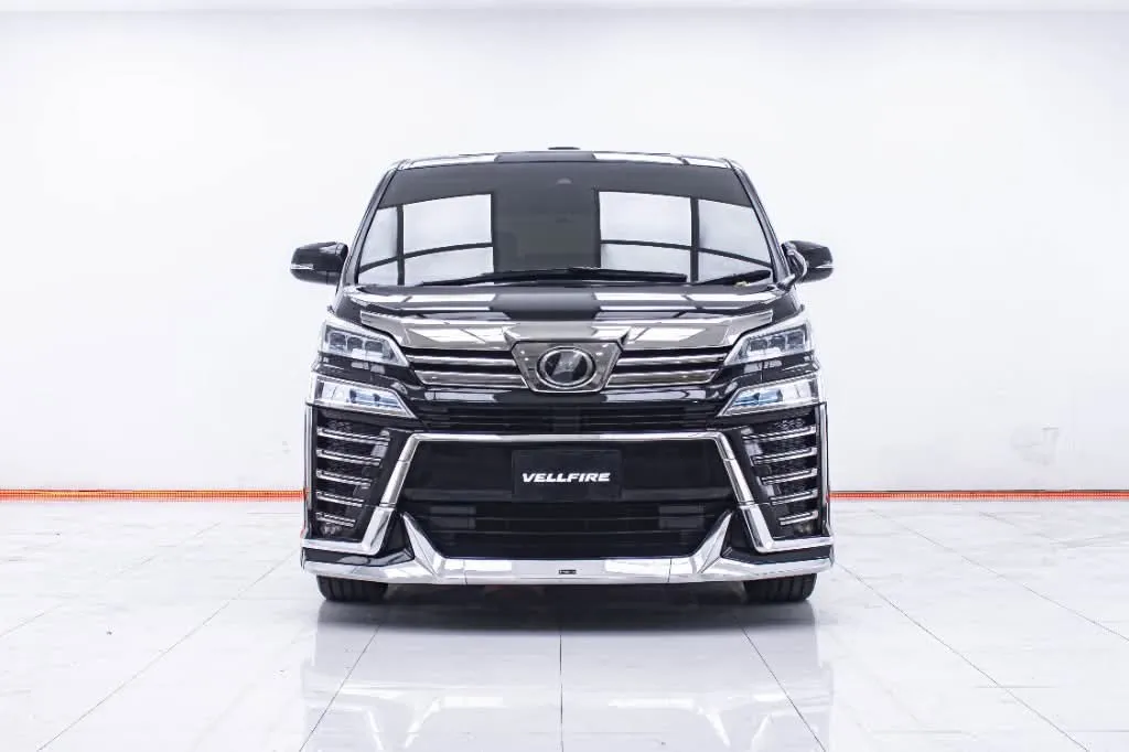 Toyota Vellfire สีดำ มองจากด้านหน้า จอดในสตูดิโอพื้นขาว