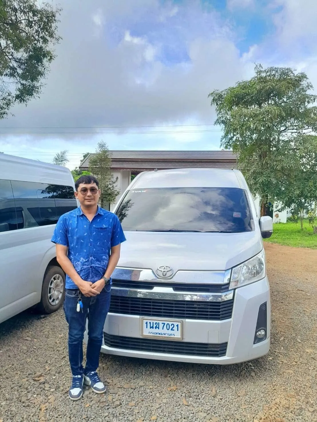 เจ้าของรถยืนหน้ารถตู้ VIP Toyota Commuter