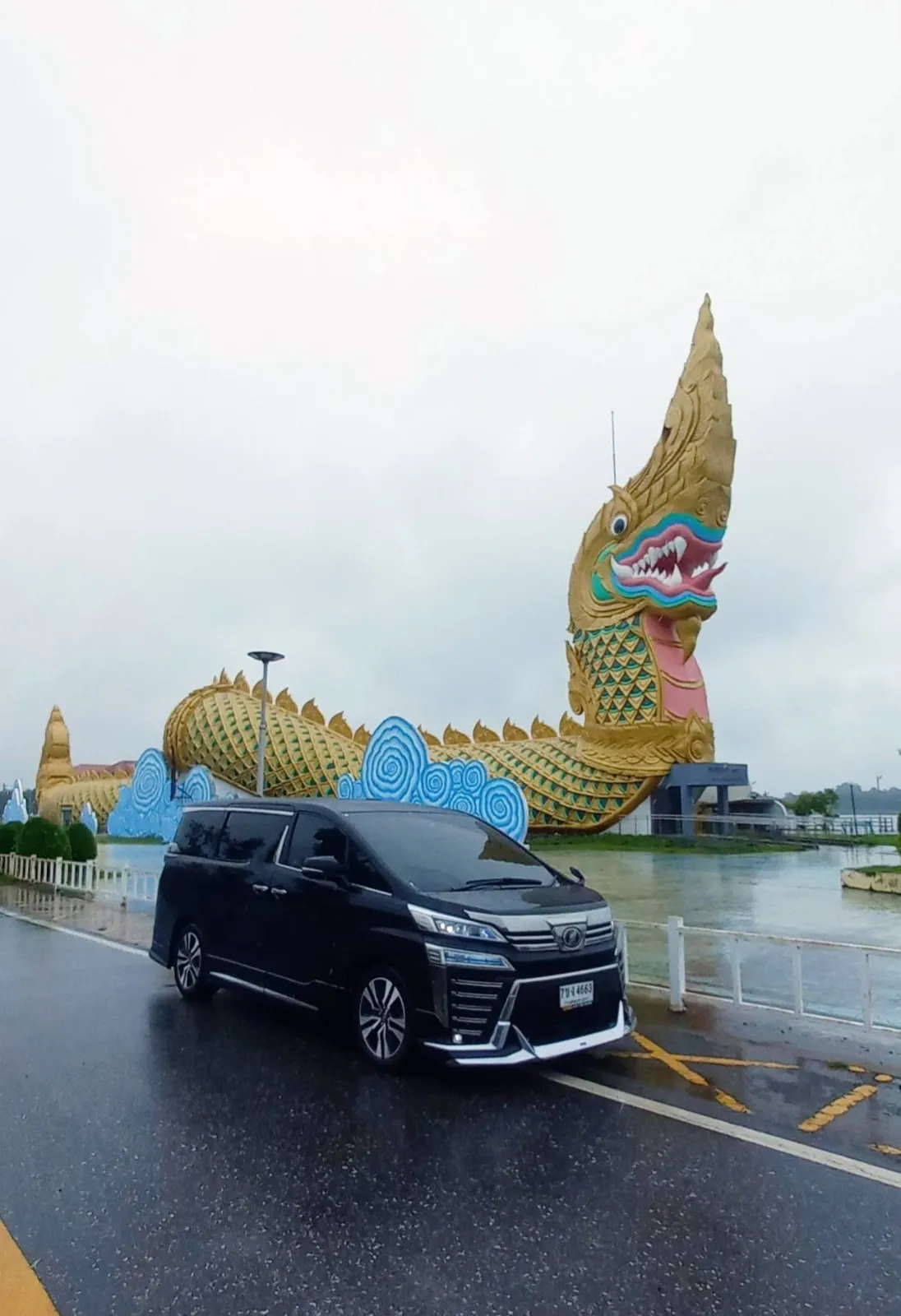Toyota Vellfire จอดหน้ารูปปั้นพญานาค