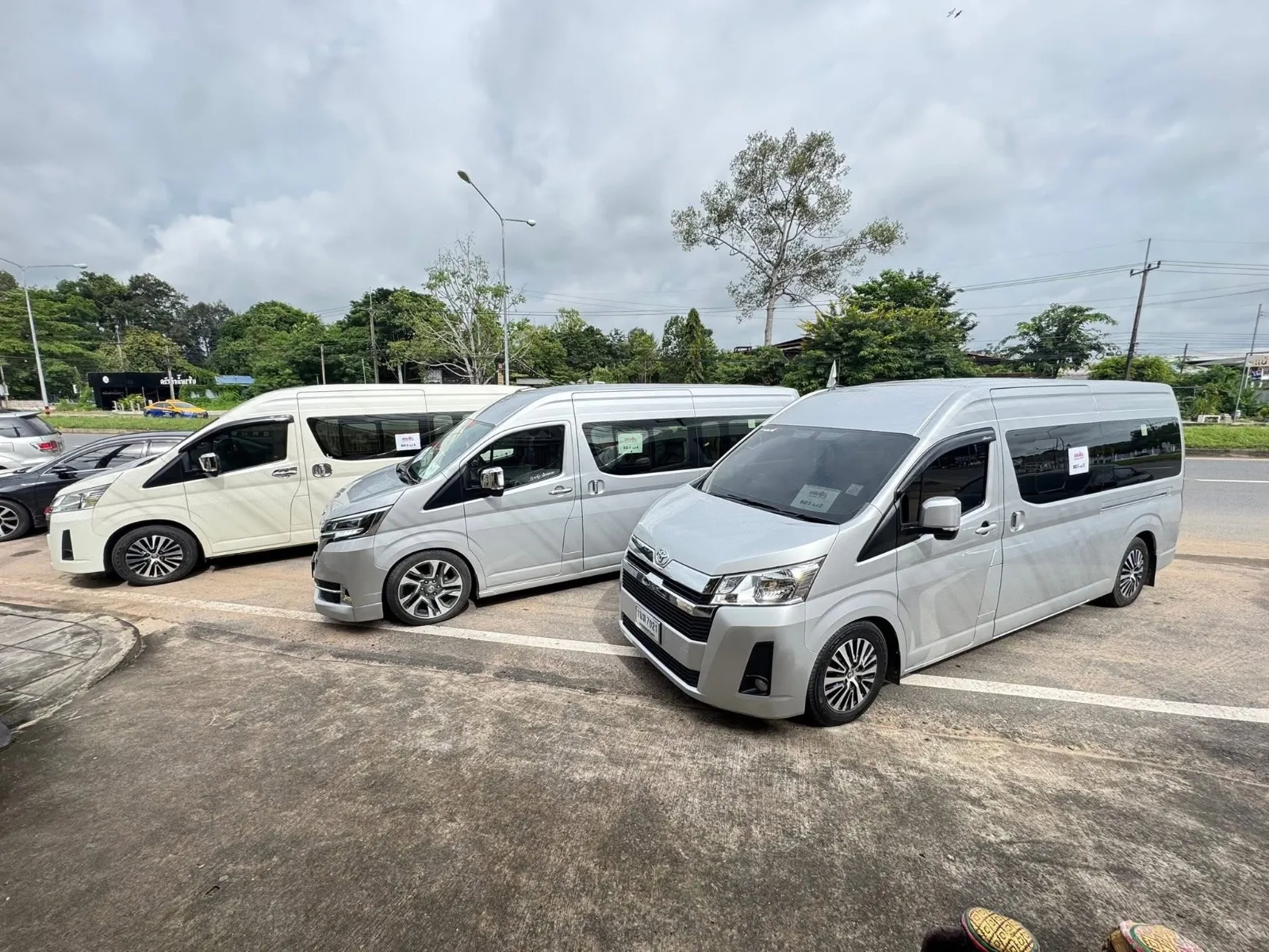 รถตู้ VIP Toyota Commuter สามคันจอดเรียงกัน